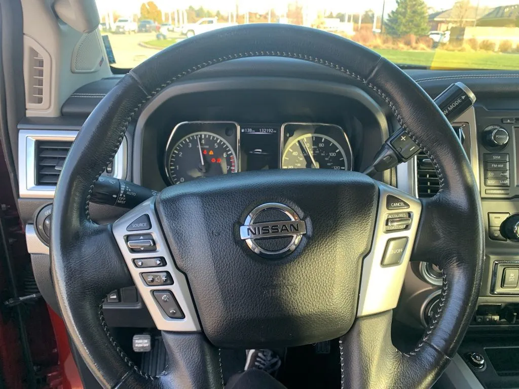 2018 Nissan Titan PRO-4X Crew Cab photo 4
