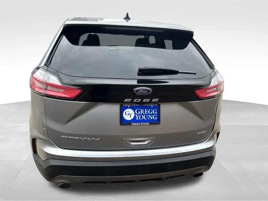 2024 Ford Edge Titanium photo 2