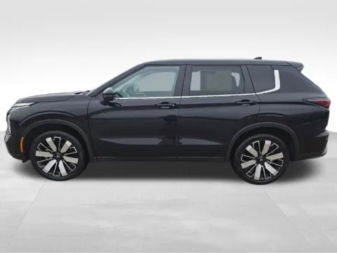 Photos of 2025 Mitsubishi Outlander SE for sale in Newton, IA at Gregg Young Chevrolet Newton