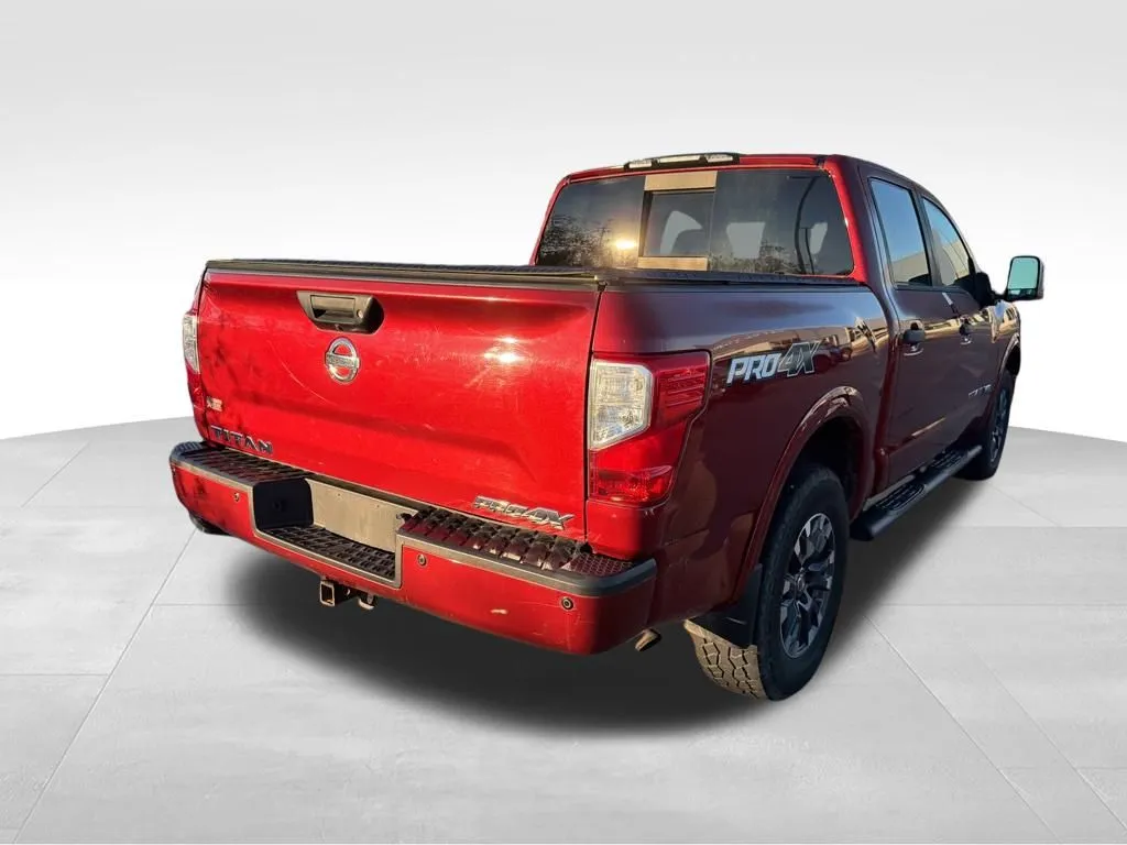 2018 Nissan Titan PRO-4X Crew Cab photo 2