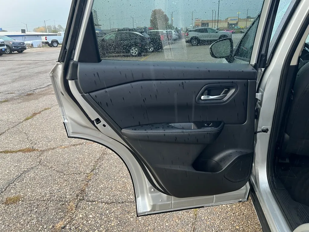 2024 Nissan Rogue SV photo 2