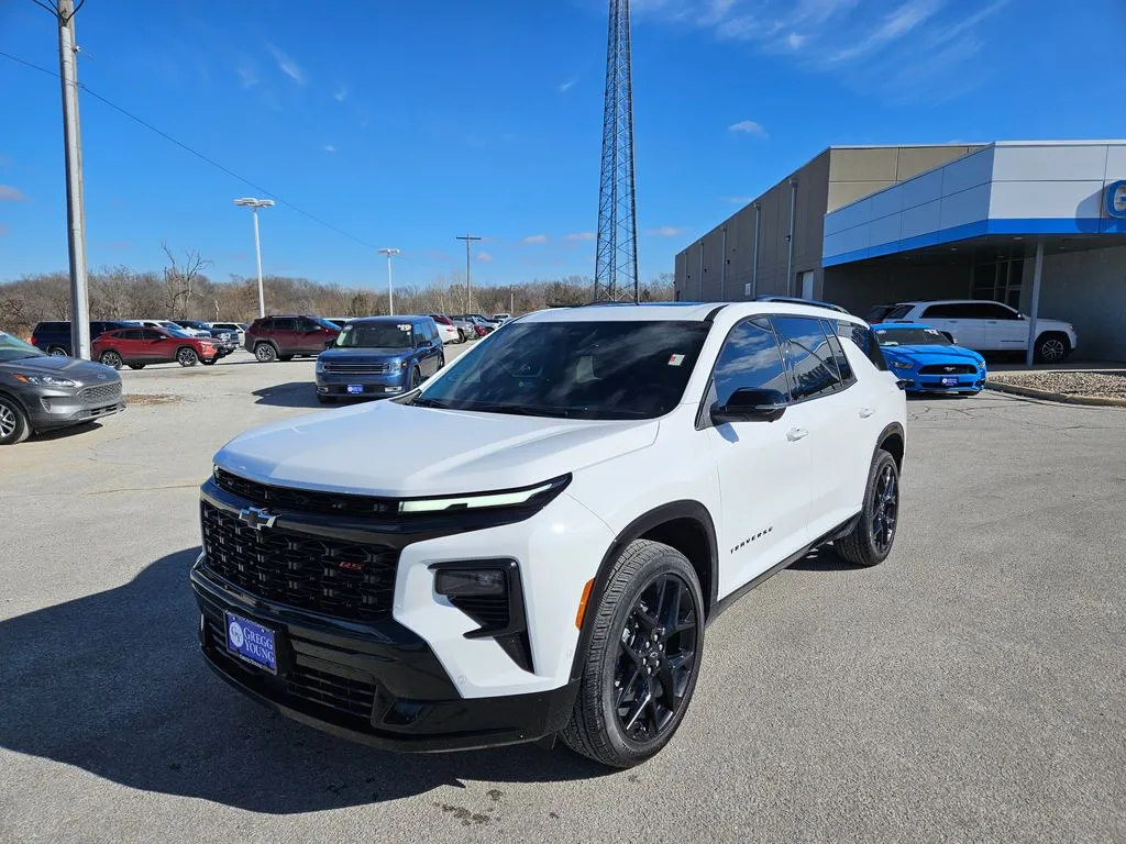 White 2024 Chevrolet Traverse RS for sale in Marshalltown, IA