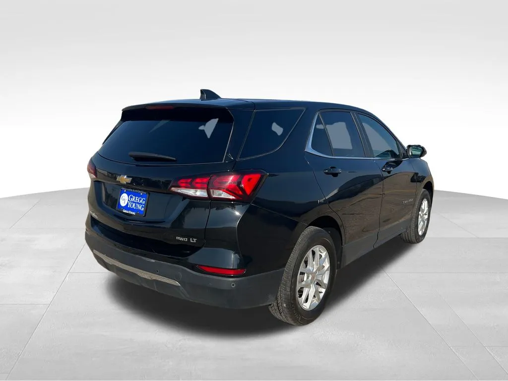 2024 Chevrolet Equinox LT photo 2