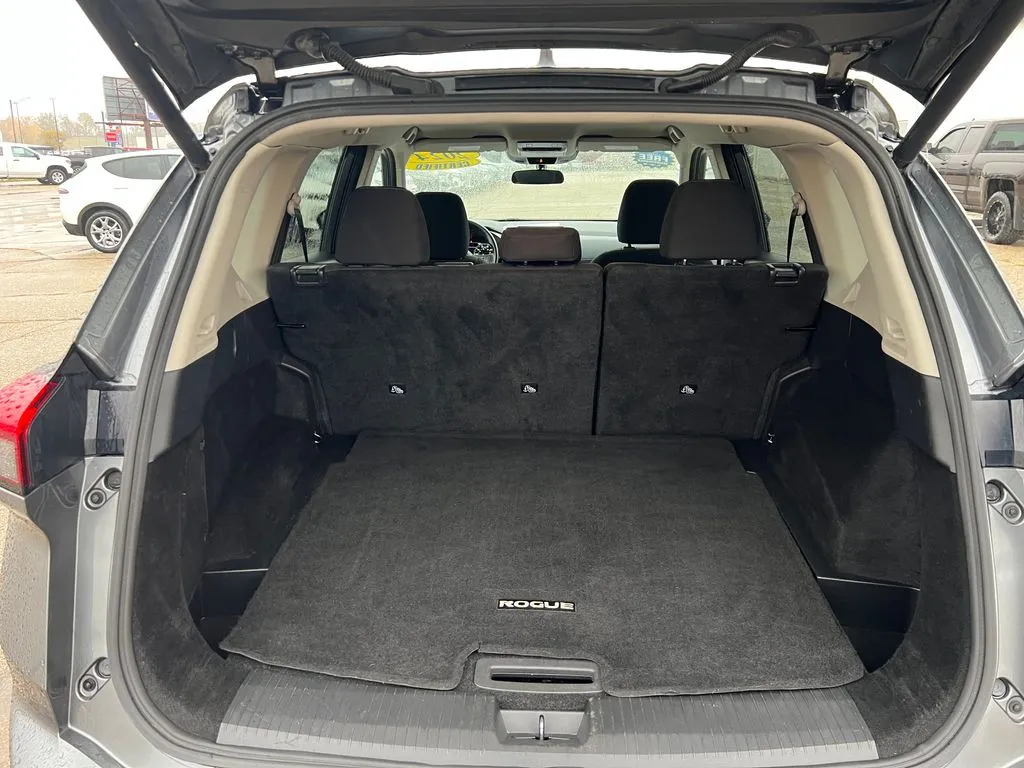 2024 Nissan Rogue SV photo 3
