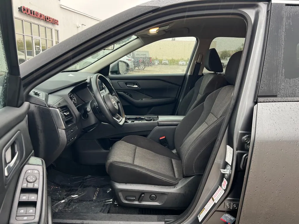 2024 Nissan Rogue SV photo 2