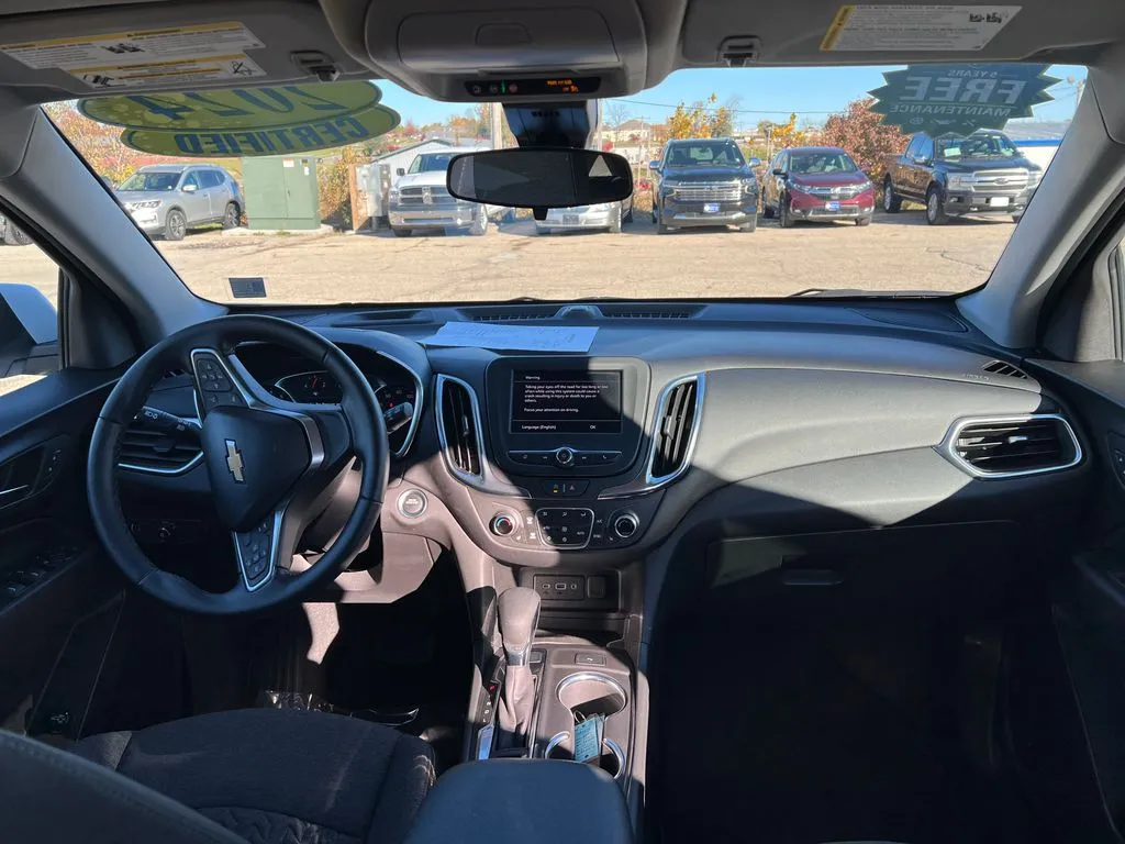 2024 Chevrolet Equinox LT photo 2