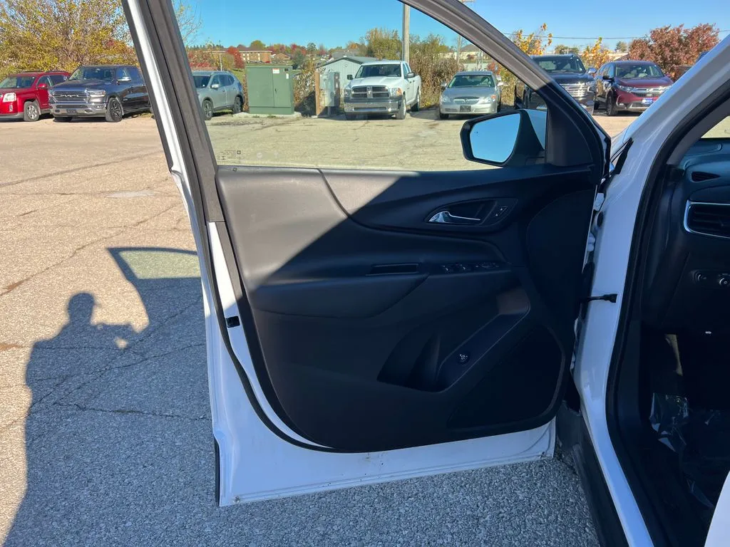 2024 Chevrolet Equinox LT photo 3