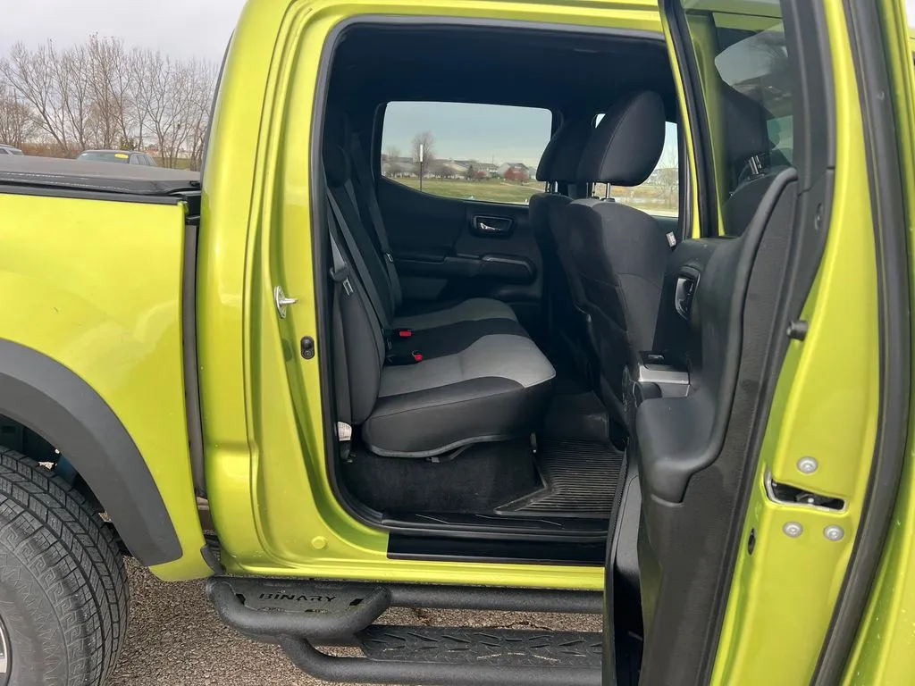 2023 Toyota Tacoma TRD Off-Road photo 3