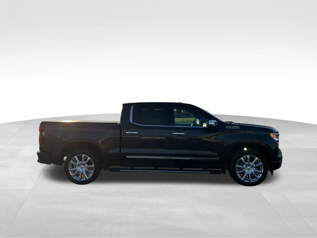 2022 Chevrolet Silverado 1500 High Country photo 3