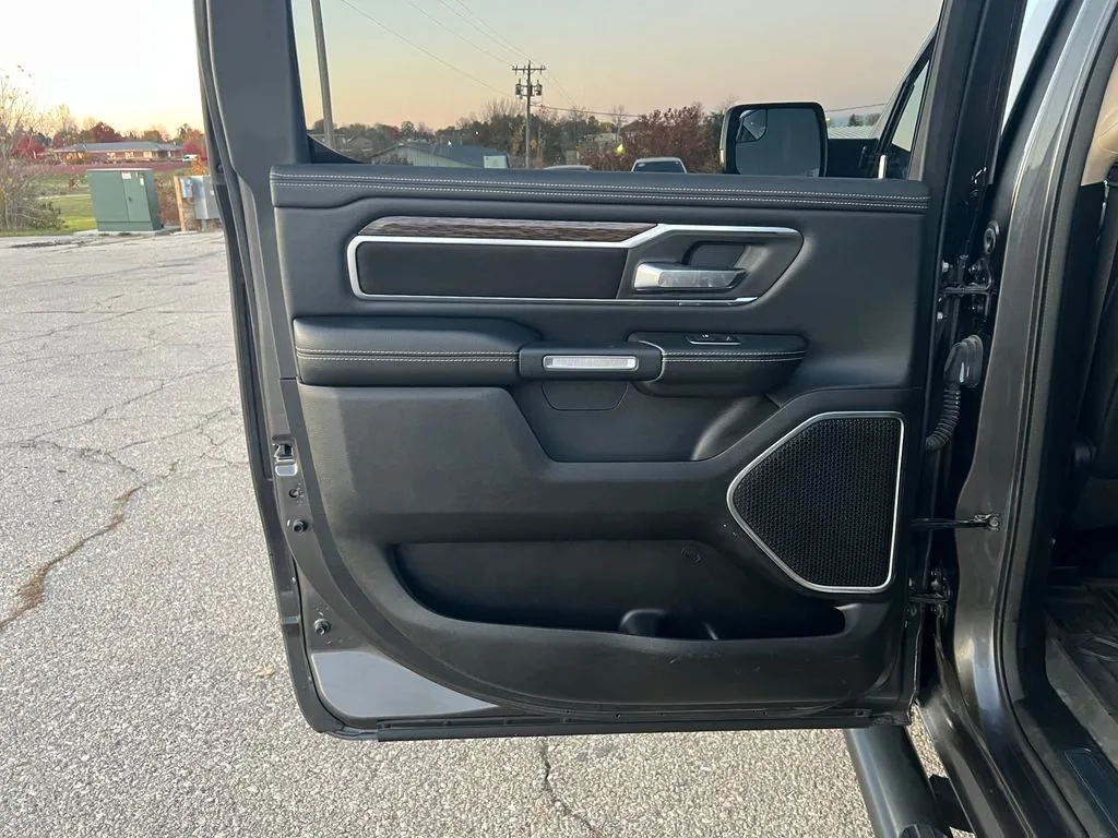 2019 Ram 1500 Laramie photo 4