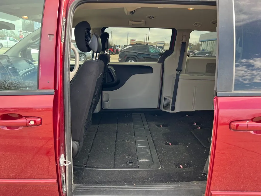 2014 Dodge Grand Caravan SXT photo 3
