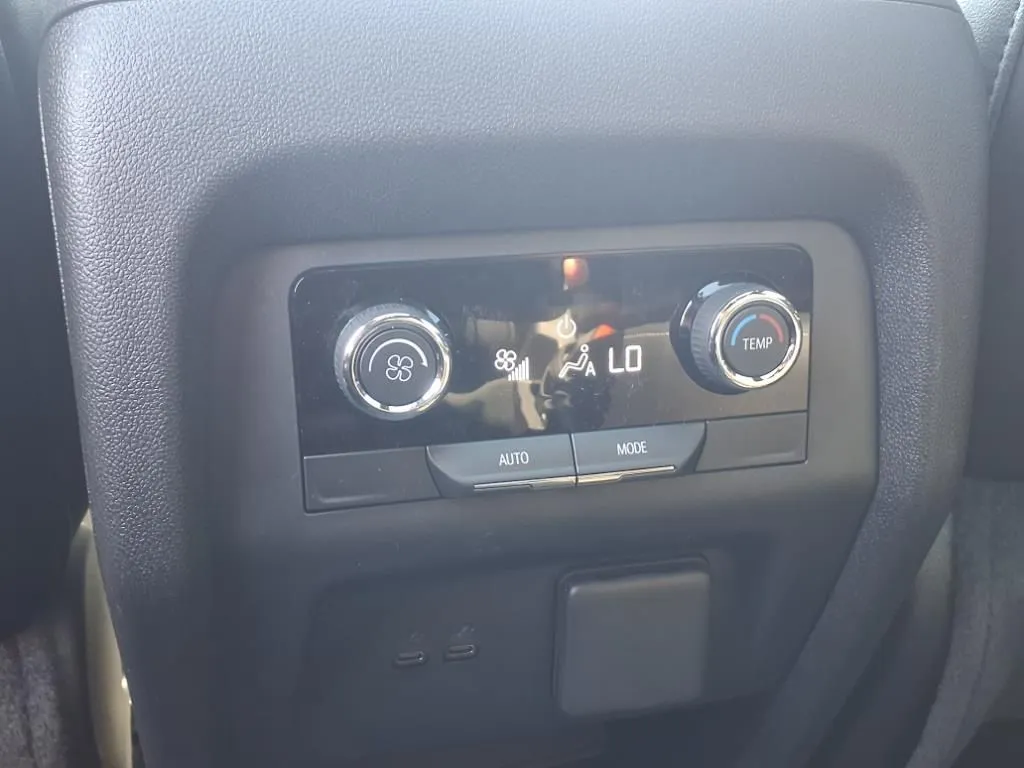 2025 Chevrolet Traverse photo 3