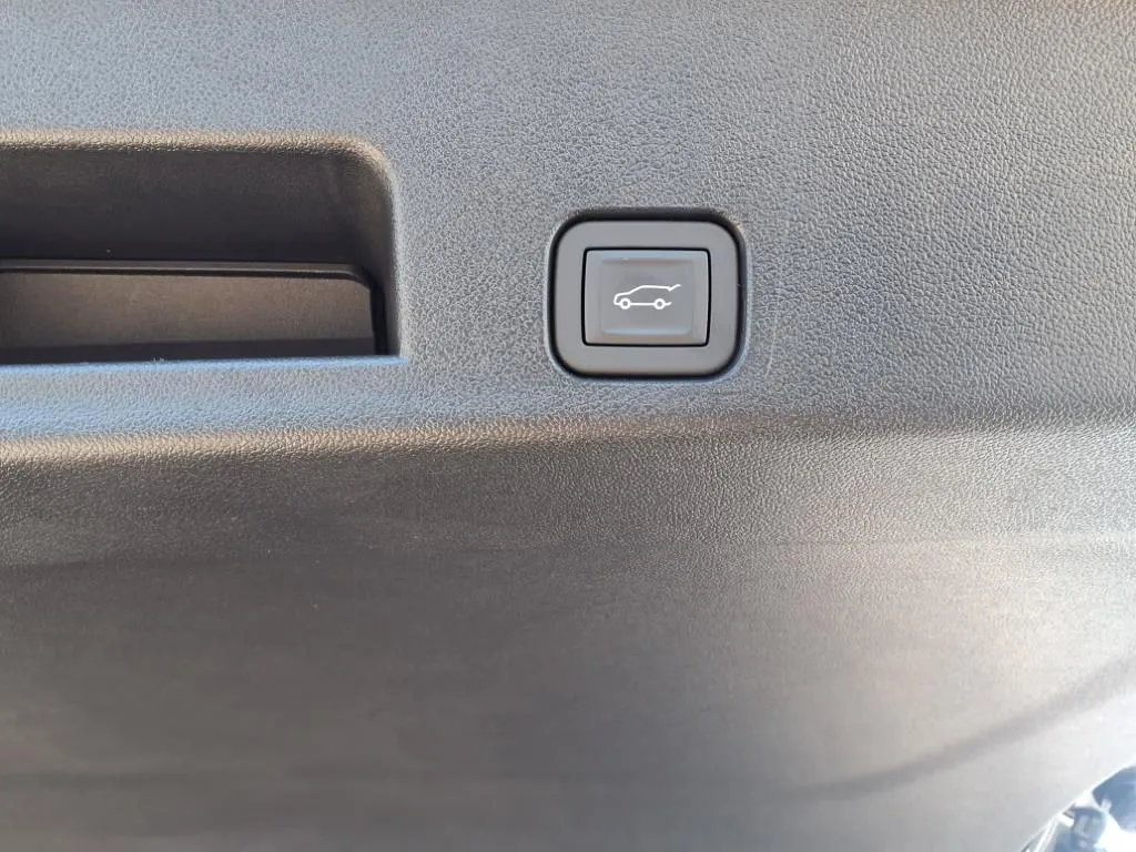 2025 Chevrolet Traverse photo 2