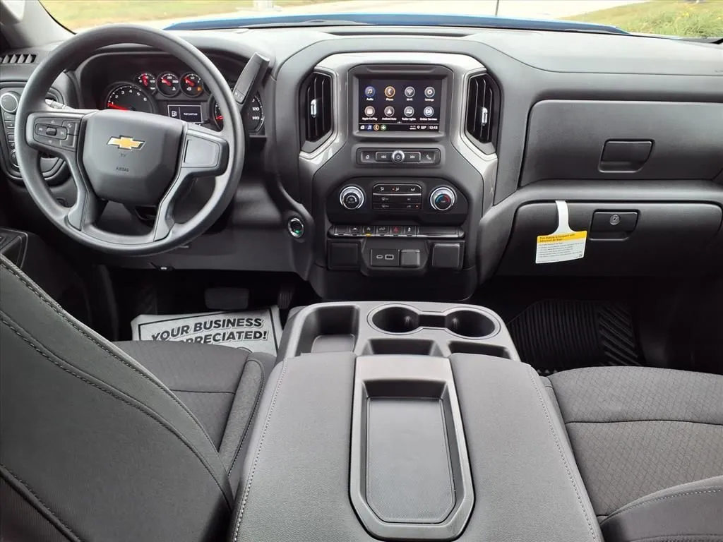 2025 Chevrolet Silverado 1500 Custom photo 4