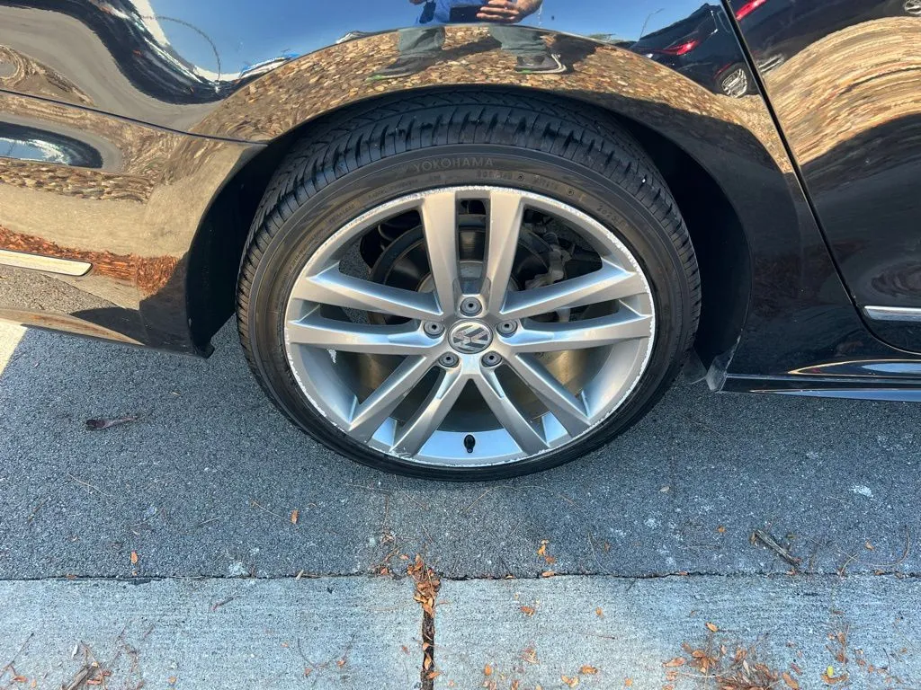 2017 Volkswagen Passat R-Line photo 4