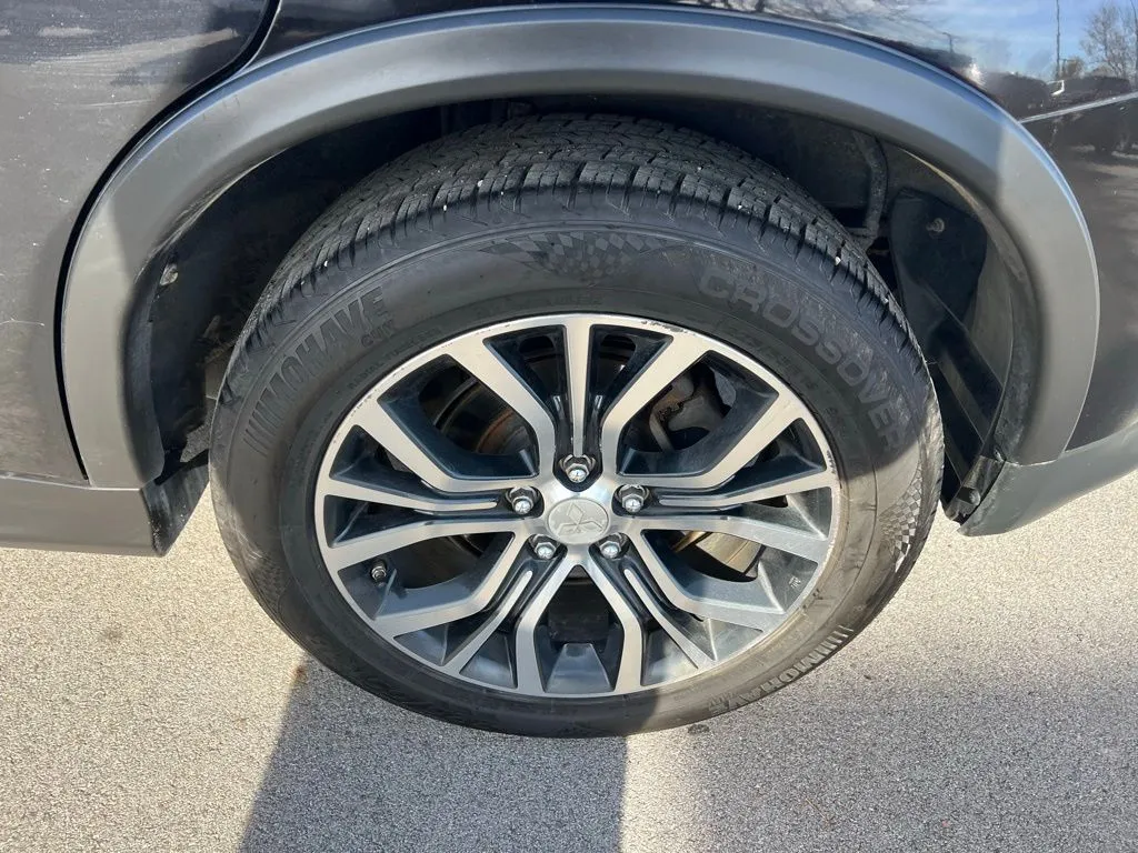 2016 Mitsubishi Outlander Sport ES photo 2