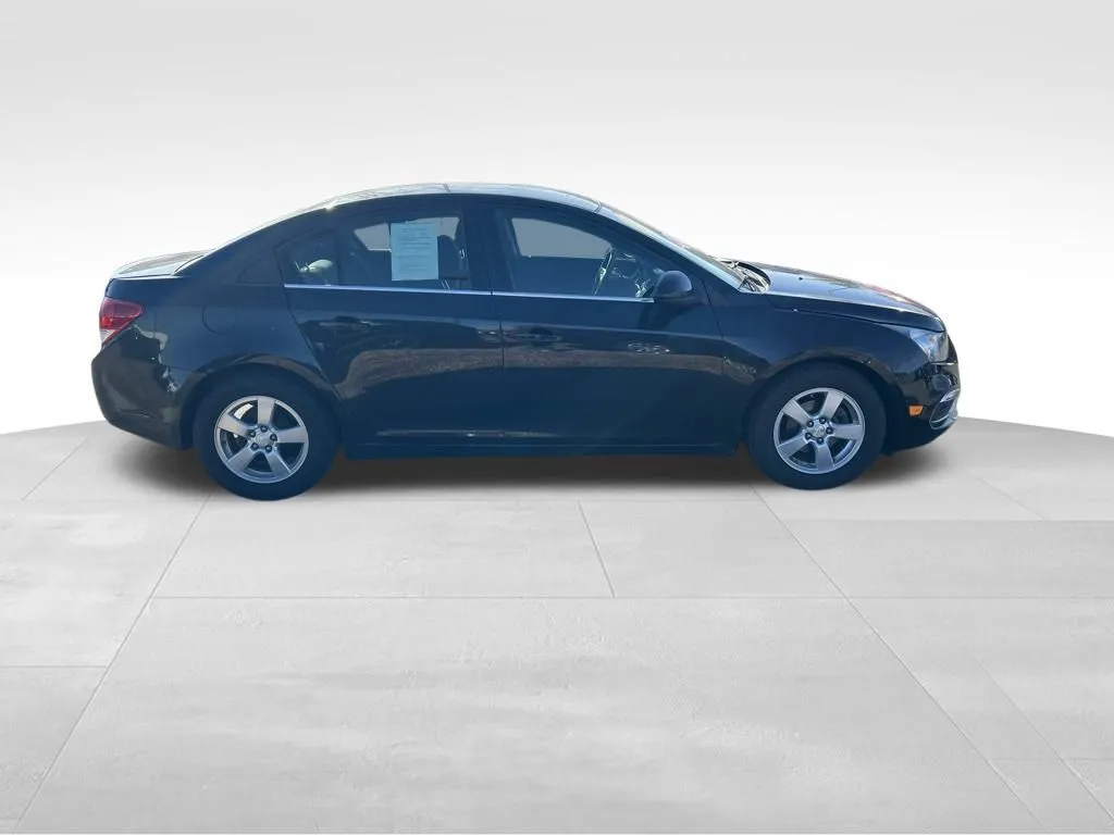 2015 Chevrolet Cruze LT photo 2