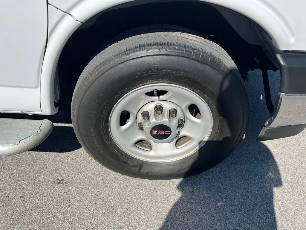 2023 Gmc Savana Cargo 2500 photo 3