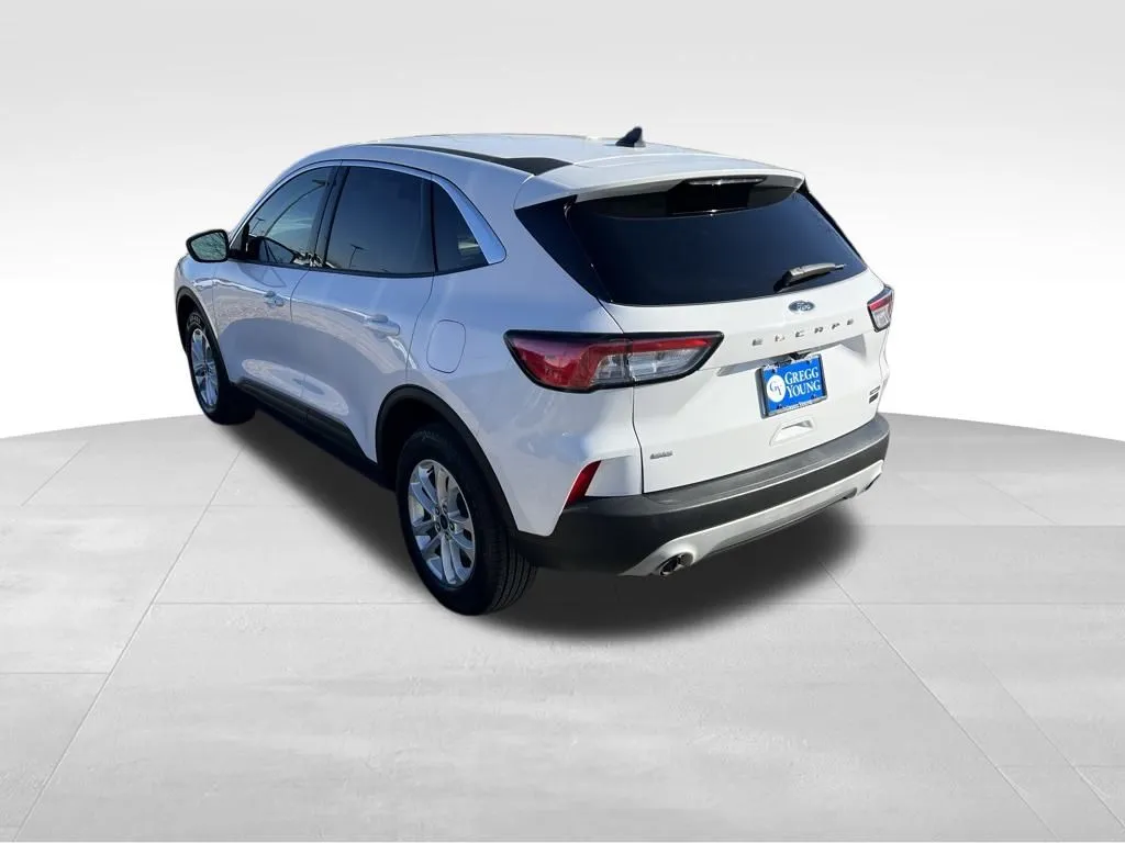 2022 Ford Escape Hybrid SE photo 2