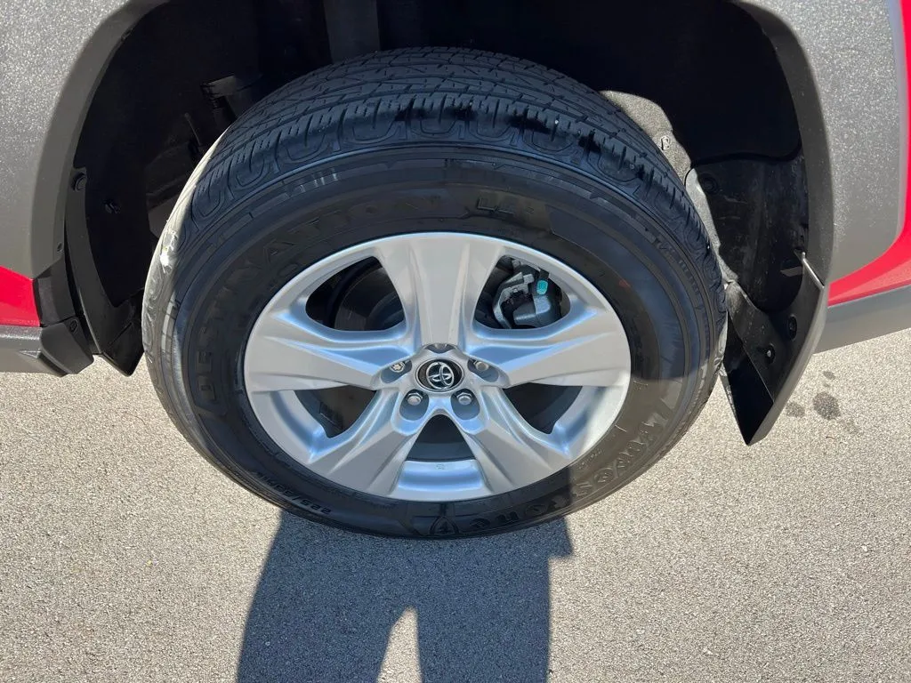 2021 Toyota RAV4 XLE photo 4