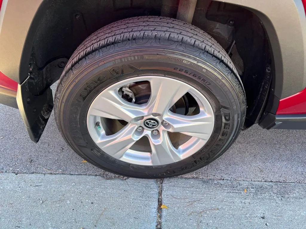 2021 Toyota RAV4 XLE photo 3