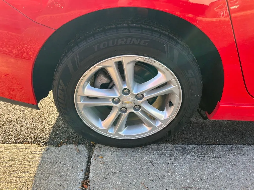 2017 Chevrolet Cruze LT photo 3
