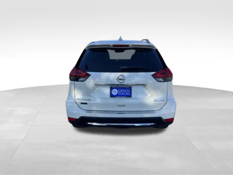More photos of 2017 Nissan Rogue SL at Gregg Young Chevrolet of Omaha, NE
