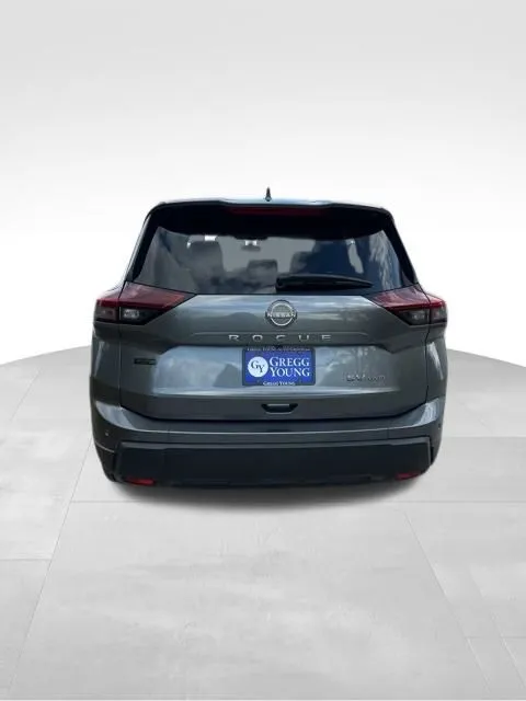 2024 Nissan Rogue SV photo 3