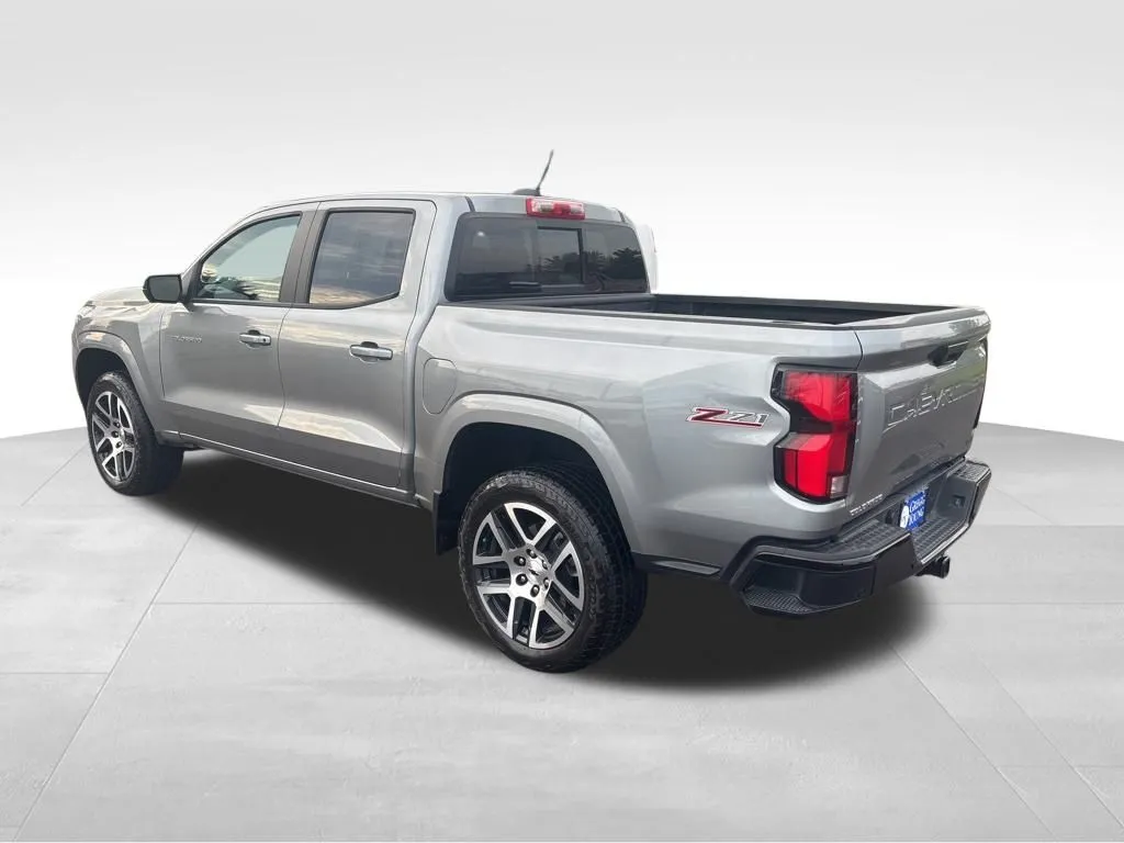 2023 Chevrolet Colorado Z71 photo 2
