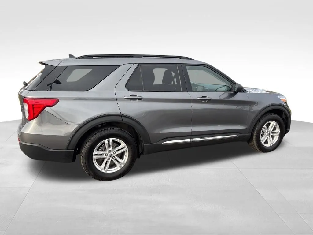 2022 Ford Explorer XLT Sport photo 3