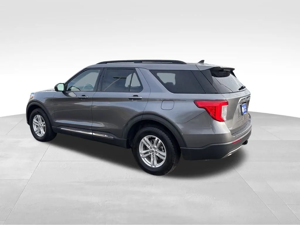 2022 Ford Explorer XLT Sport photo 2