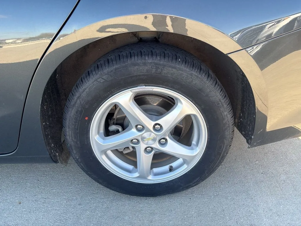 2017 Chevrolet Malibu LS photo 4