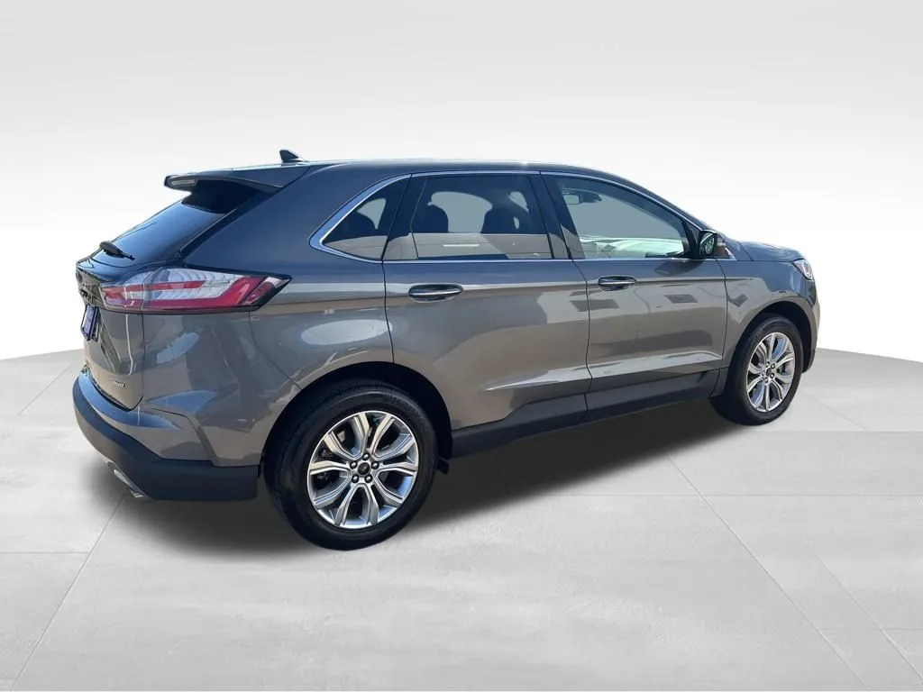 2024 Ford Edge Titanium photo 3