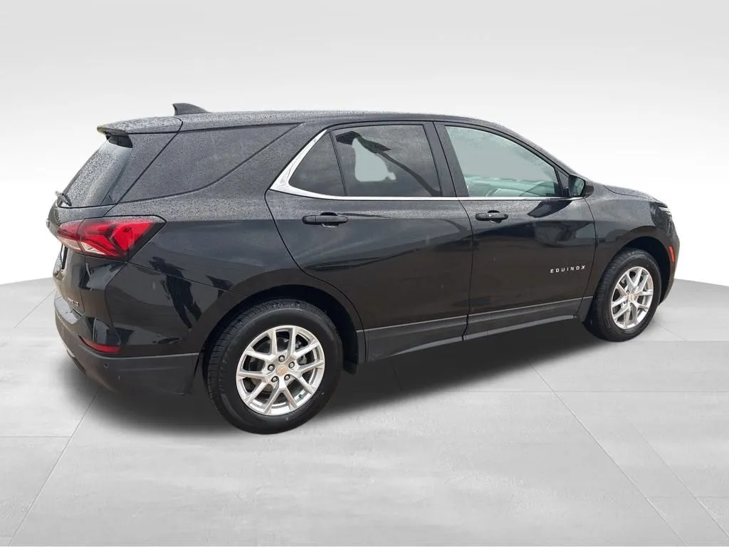 2024 Chevrolet Equinox LT photo 3