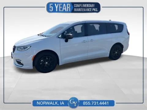 White 2025 Chrysler Pacifica Select for sale in Norwalk, IA