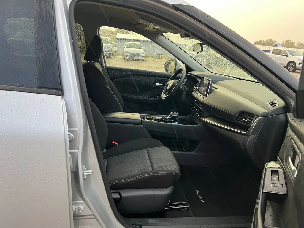2024 Nissan Rogue SV photo 4