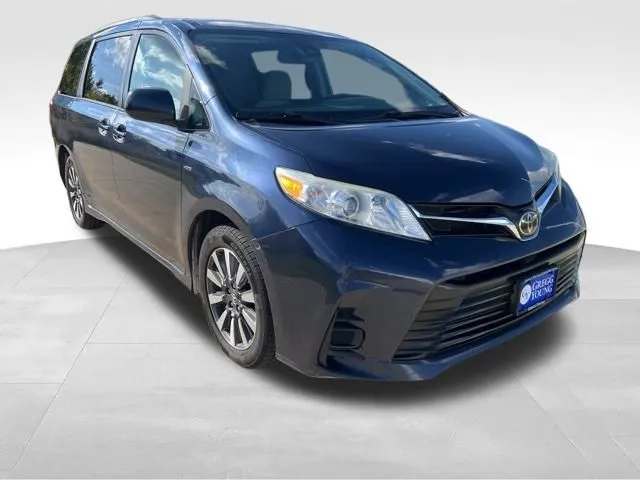 2019 Toyota Sienna LE photo 2