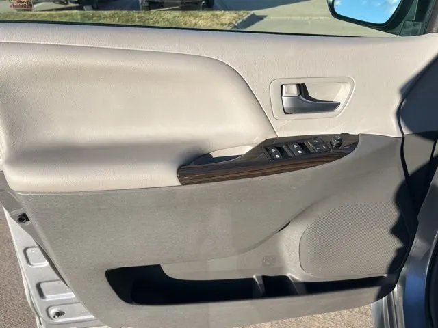 2017 Toyota Sienna XLE photo 4