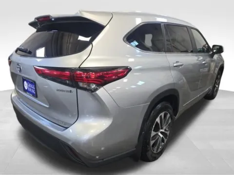 More photos of 2023 Toyota Highlander Hybrid XLE at Gregg Young Toyota of Ottumwa, IA