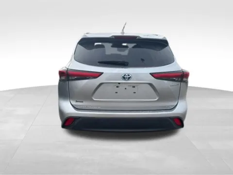 More photos of 2023 Toyota Highlander Hybrid XLE at Gregg Young Toyota of Ottumwa, IA