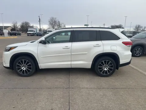 Photos of 2018 Toyota Highlander SE for sale in Ottumwa, IA at Gregg Young Toyota of Ottumwa