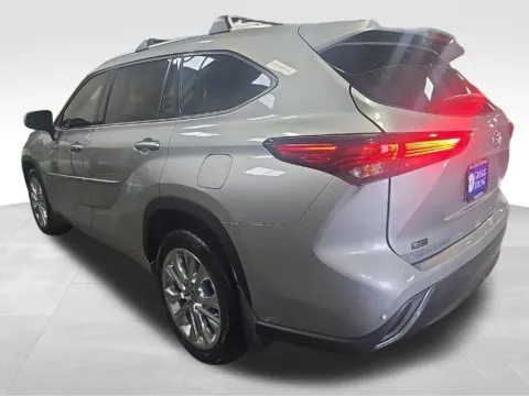 More photos of 2023 Toyota Highlander Limited at Gregg Young Toyota of Ottumwa, IA