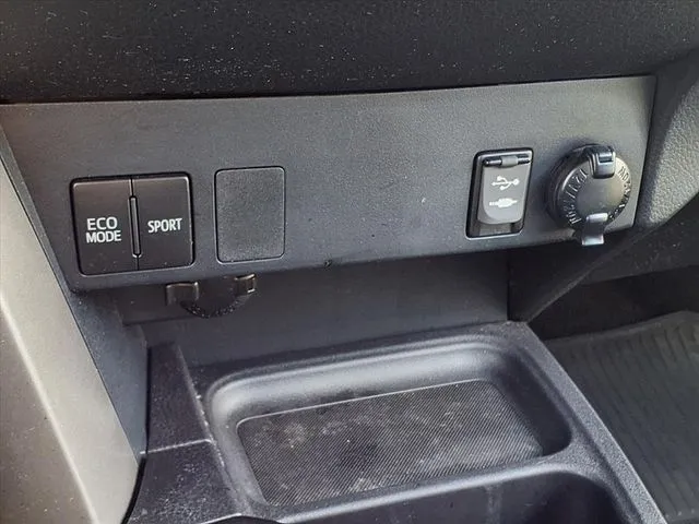 2018 Toyota RAV4 LE photo 4