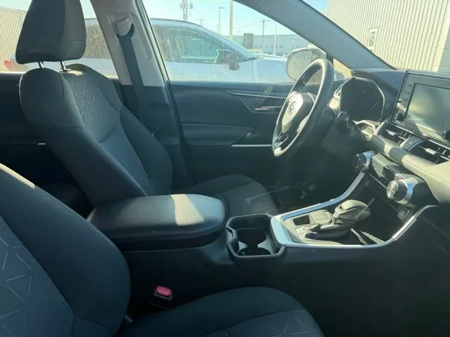 2021 Toyota RAV4 XLE photo 2