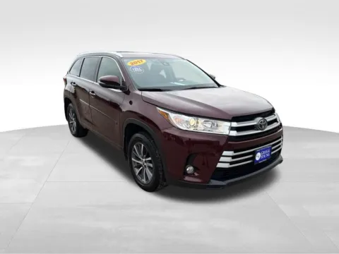 More photos of 2017 Toyota Highlander XLE at Gregg Young Toyota of Columbus, NE
