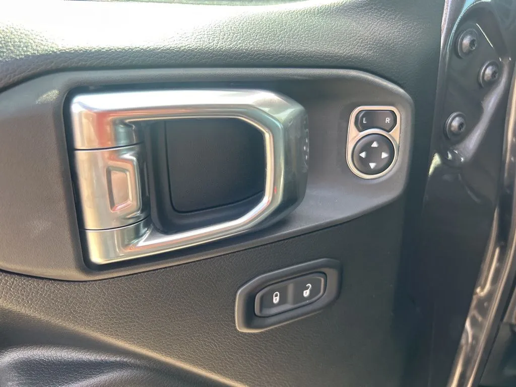 2025 Jeep Wrangler Sport S photo 4