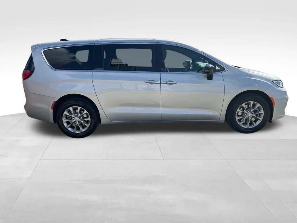 2026 Chrysler Pacifica photo 2