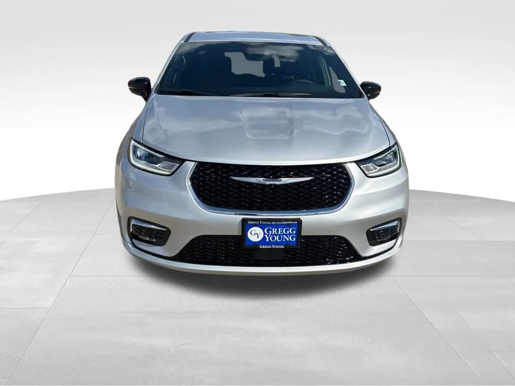 2026 Chrysler Pacifica photo 3