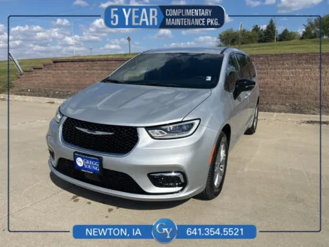 Silver 2026 Chrysler Pacifica Select for sale in Newton, IA