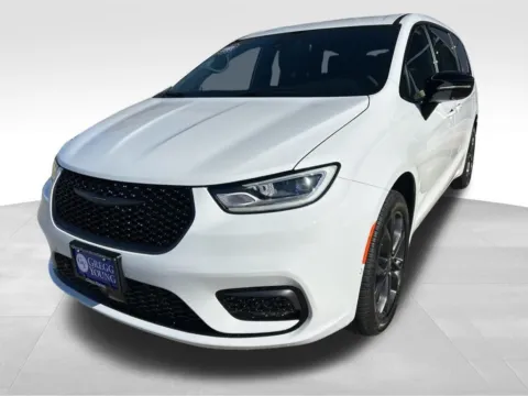 Photos of 2026 Chrysler Pacifica Select for sale in Newton, IA at Gregg Young of Newton